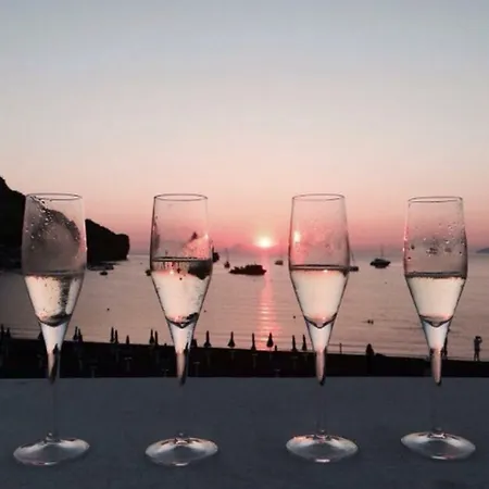 Les Sables Noirs & Hotell Vulcano (Isola)